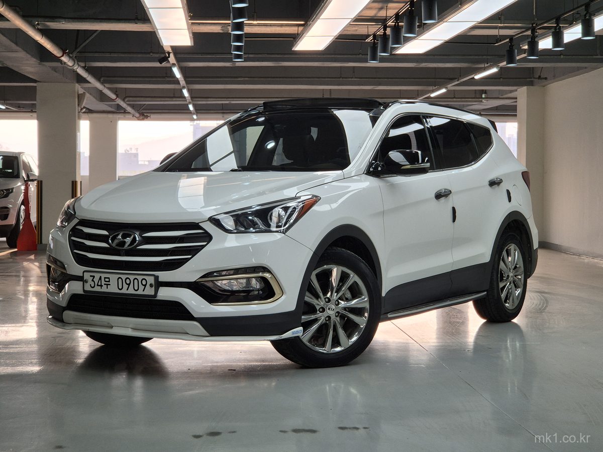 Three-quarter front view of 2016 Hyundai Santa Fe, VIN …565642